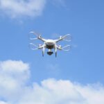 空を飛んでいるドローン