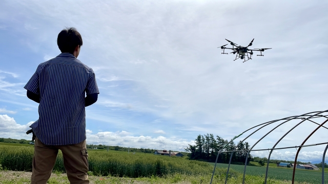 ドローンを操縦している男性