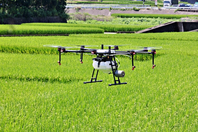 ドローンで農薬散布するために必要な資格と取得する方法を紹介
