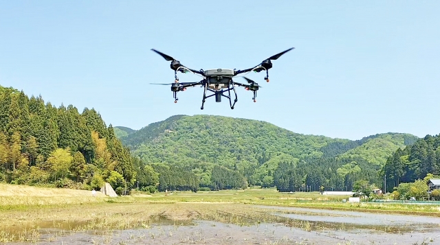 空を飛んでいるドローン