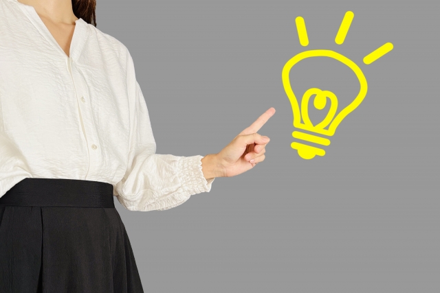 人差し指と電球のマーク