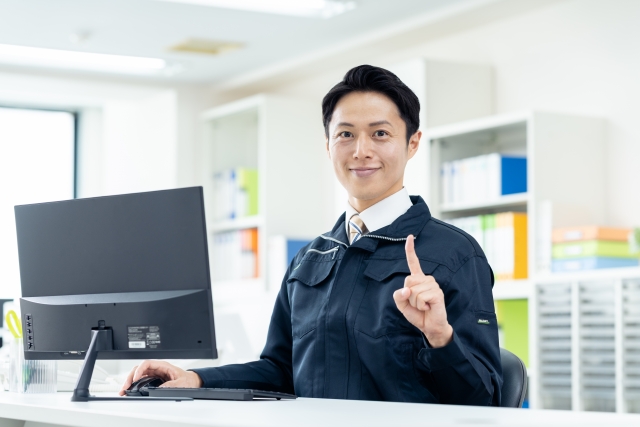 男性が人差し指を立てている