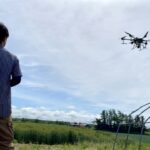 ドローンを操縦している人