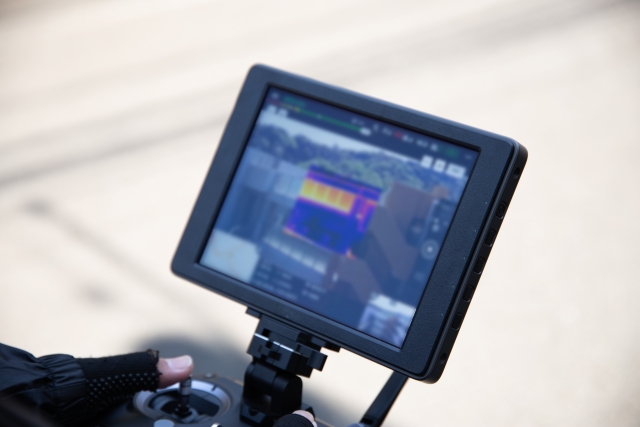 ドローンを操縦している