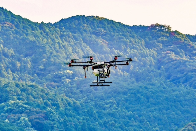 ドローンが飛んでいる写真