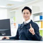 人差し指を立てている男性