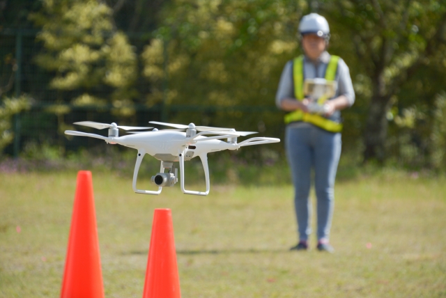 ドローンを操縦している人
