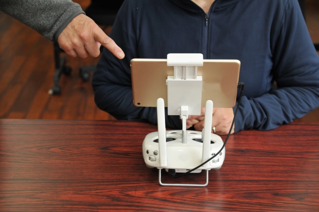 ドローン操縦を学んでいる人