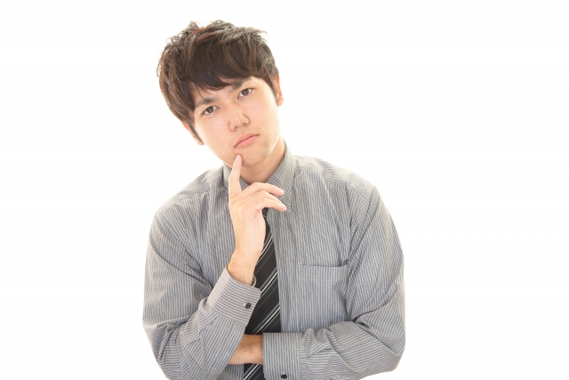 疑問を抱いている男性