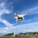 空を飛んでいるドローン