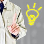 作業員が人差し指を立てている