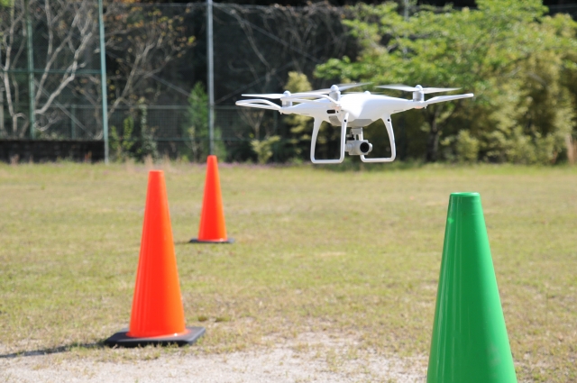 ドローンとカラーコーン