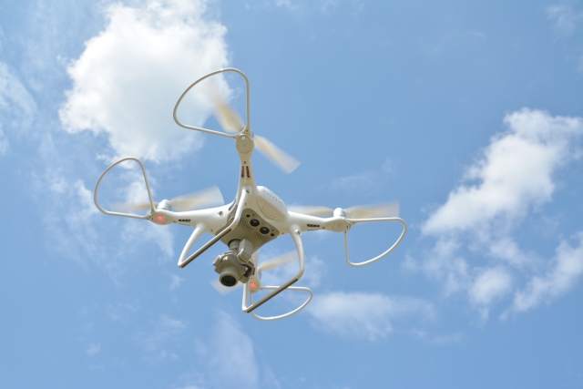 空を飛んでいるドローン