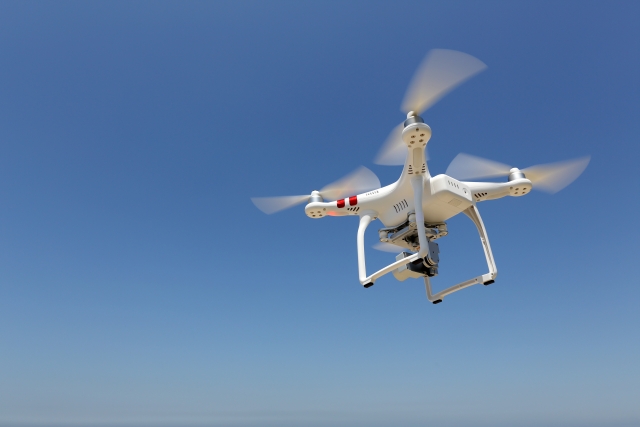 空を飛んでいるドローン