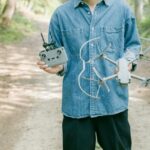 ドローンを持っている人の写真