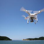 空を飛んでいるドローン