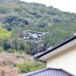 空を飛んでいるドローン