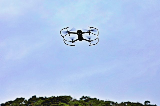 空を飛んでいるドローン