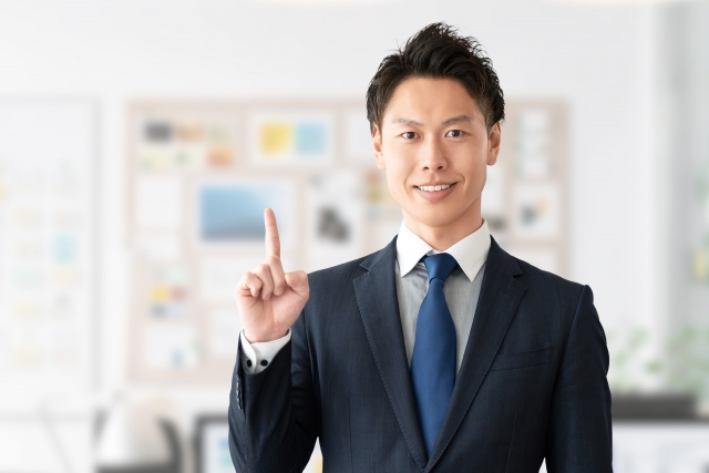 人差し指を立てている男性