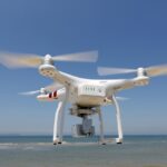 空を飛んでいるドローン