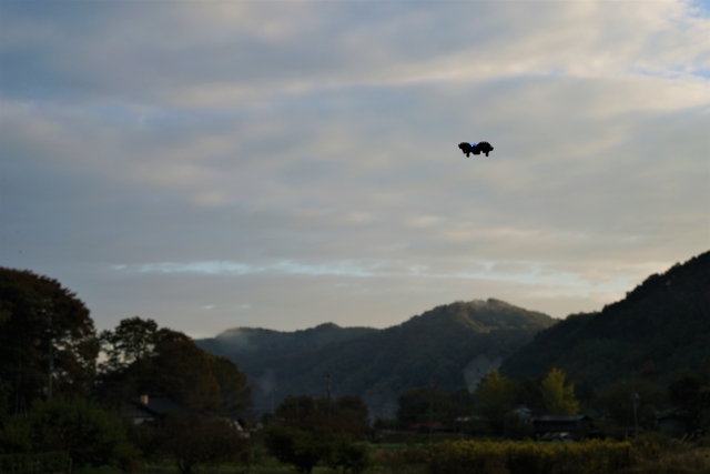 夕方の空を飛行するドローン