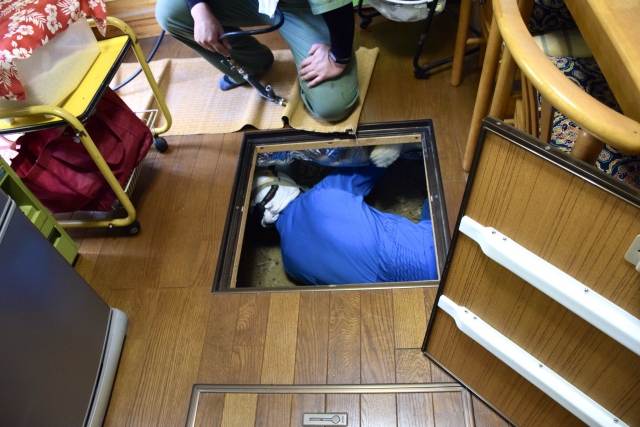 床下点検を行っている写真
