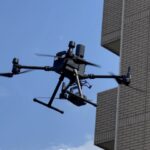 空を飛んでいるドローン