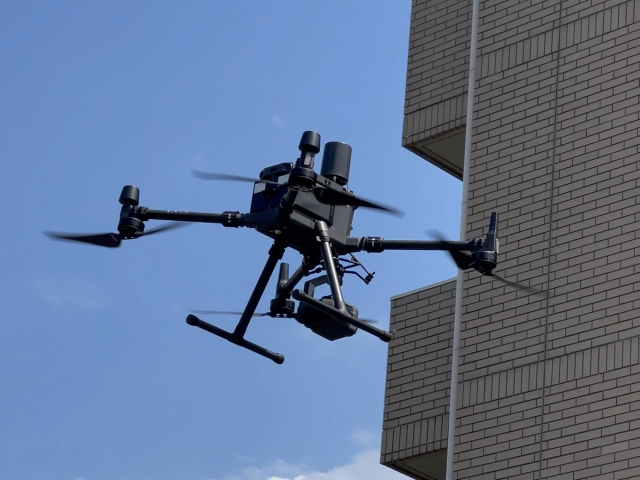 ドローン外壁点検でコスト削減！メリットや費用・導入の流れを解説