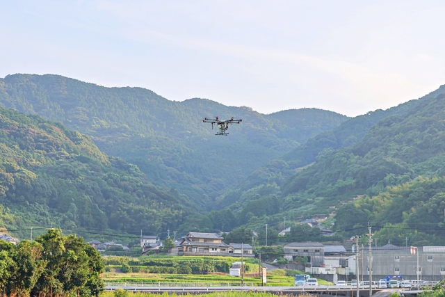 空を飛んでいるドローン